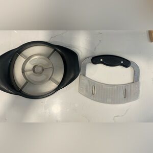 Pampered Chef Stainless Steel pineapple 🍍Slicer - Black Handles & crinkle cutter